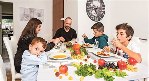 ilustračná fotografia rodinného stretnutia pri spoločnom obede