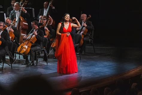 Sopranistka spieva na koncerte s orchestrom