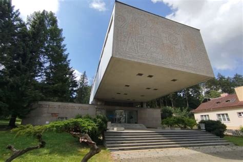 Pohľad na architektúru Galérie Ľudovíta Fullu v Ružomberku, ktorá bola prvou špecializovanou galerijnou stavbou na Slovensku