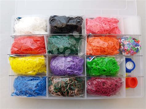 Ilustrácia rôznych farebných loom bands gumičiek usporiadaných do tvaru venca.