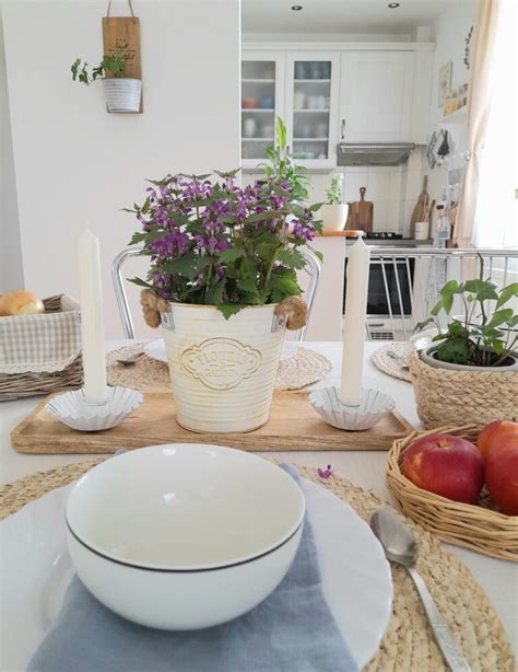 DIY svadobné dekorácie na stole s kvetmi v zaváracích pohároch a jednoduchými sviečkami