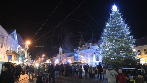 Záber na vianočne vyzdobenú Hlavnú ulicu v Prešove s vianočným osvetlením
