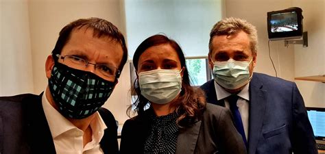 Pár v zladenom vianočnom oblečení, napríklad v rovnakých svetroch alebo pyžamách