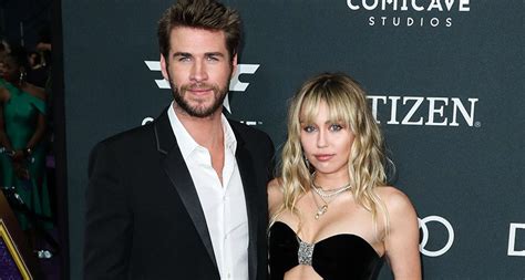 fotografia Miley Cyrus v svadobných šatách s Liamom Hemsworthom, s kyticou v neobvyklom použití