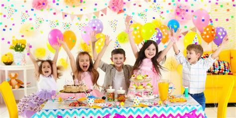 Detská narodeninová oslava s animátorom a maskotom, deti sa hrajú a tancujú