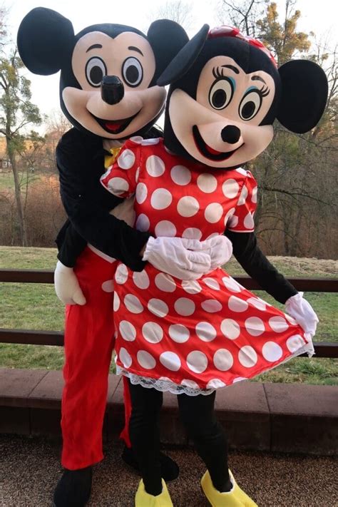 Mickey Mouse a Minnie Mouse maskoti tancujúci s deťmi na párty