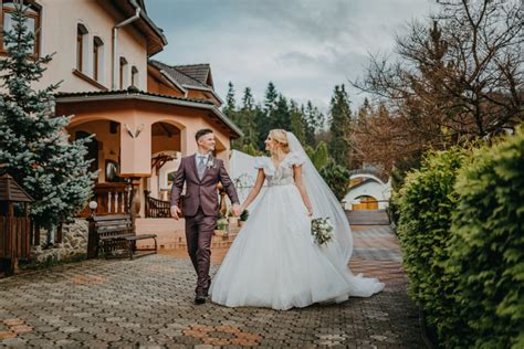 Fotografia elegantne prestretej svadobnej sály pripravenej na slávnostnú večeru