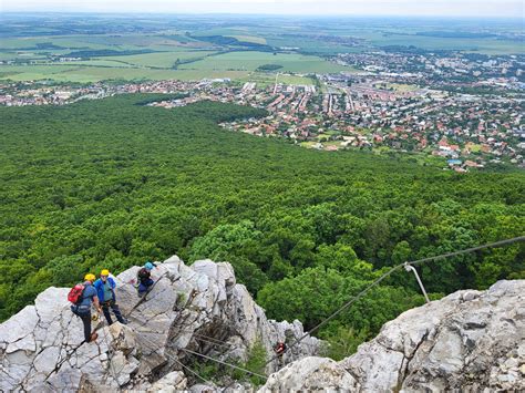Horolezci na Via Ferrata Zobor s výhľadom na krajinu