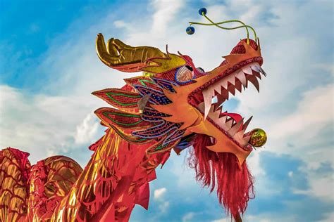 Ilustrácia: príšera Nian vystrašená červenou farbou a ohňostrojmi