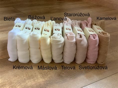Tematické foto: biele bavlnené krstové oblečenie pre bábätko s jemnou výšivkou