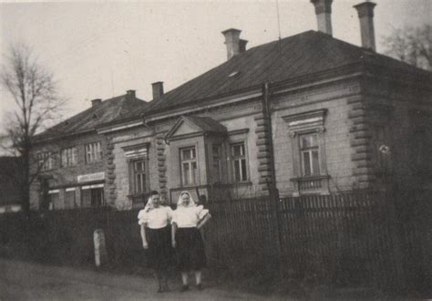 Fotografia historickej budovy školy a dobové fotografie detí
