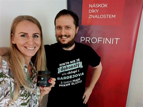 Model oblečený vo vtipnom tričku s textom