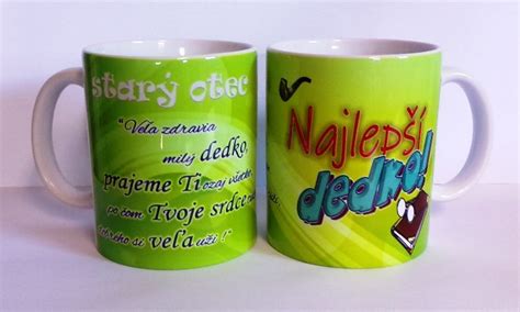 Kolekcia vtipných hrnčekov s rôznymi nápismi