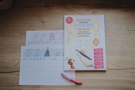 Ilustrácia rôznych metód písania ťahákov na oblečenie, papiere a elektronické zariadenia