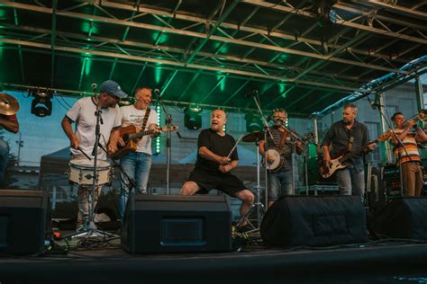 Detailná fotografia členov kapely Rebel's Band pri hraní na pódiu