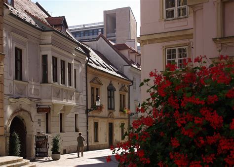 Záber na budovu Domu umenia v Piešťanoch s vianočnou výzdobou