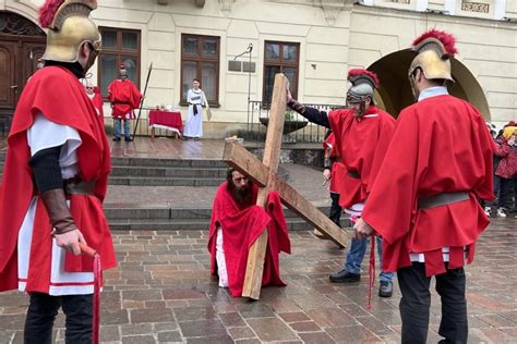 Zachytenie emócií divákov počas živej krížovej cesty