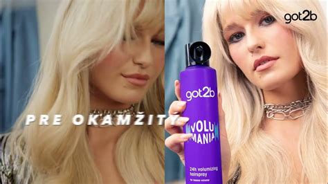 Fotografia: detail sprejovania venca fixatívom alebo lakom na vlasy