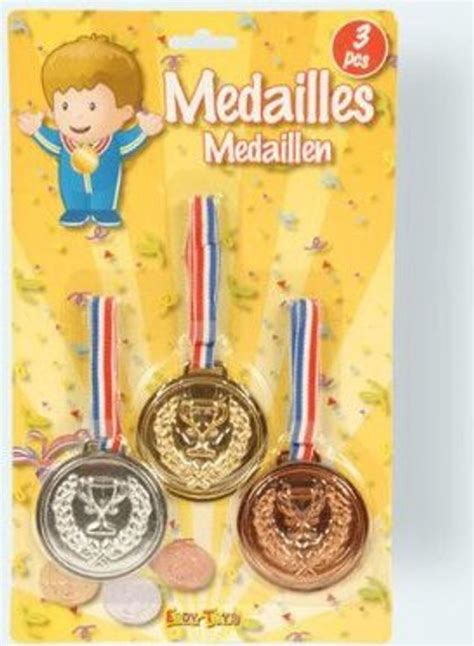 Súprava troch medailí (zlatá, strieborná, bronzová) s národnými farbami na šnúrke.