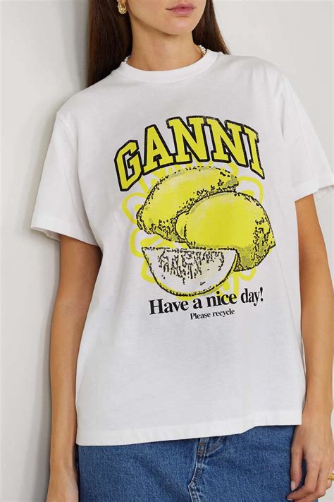 Koláž elegantných vianočných outfitov pre ženy