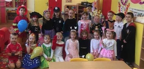 Ilustrácia detí s rôznymi karnevalovými maskami