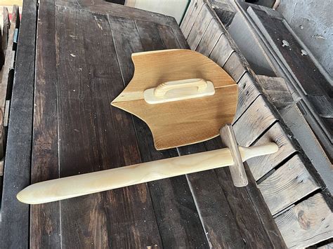 Deti vyrábajúce korunku a meč z kreatívnych sád