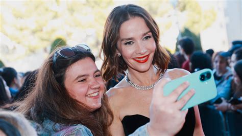 Fotografia Natalie Oreiro s jej súčasným imidžom platinovej blondínky