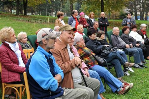 Tematické foto: Skupina usmievajúcich sa seniorov na spoločenskom podujatí