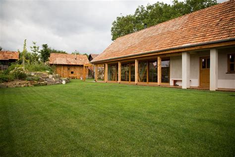 Fotografia z exteriéru honosného vidieckeho sídla Luckenham House v slnečnom počasí