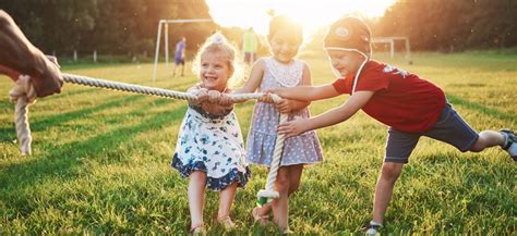 deti sa hrajú na rozľahlom vonkajšom ihrisku vo Villa Betula Resort