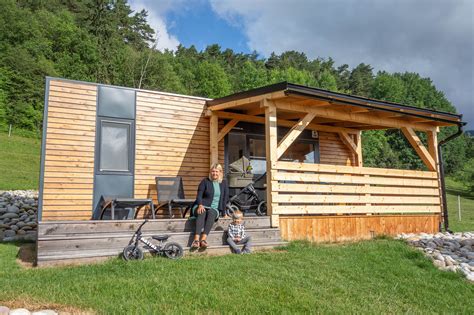 interiér útulného bungalovu vo Villa Betula Resort s dreveným nábytkom