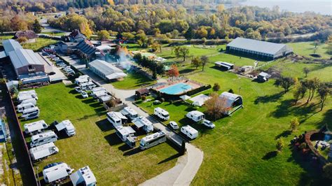 karavany zaparkované na trávnatom kempingovom mieste vo Villa Betula Resort