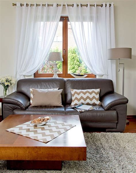 Tematické foto: útulná obývačka so závesmi