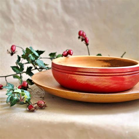 Detailná fotografia rustikálnej drevenej misky pod svietnikom s prírodnými dekoráciami v štýle Feng Shui.