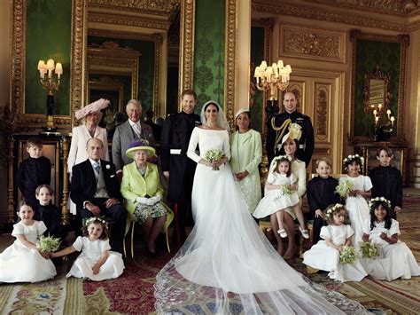 Detailný záber svadobnej torty princa Harryho a Meghan Markleovej s citrónovo-bazovou príchuťou a kvetinovou výzdobou.