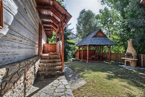 panoramatický záber chaty Hrádok obklopenej zeleňou