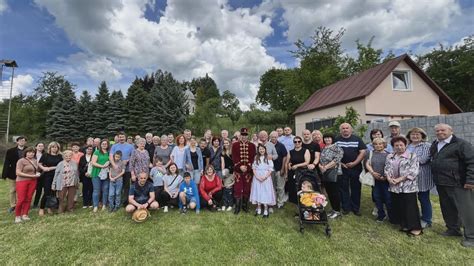 rodinné stretnutie s tortou a oslávencom