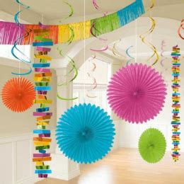 farebné papierové girlandy zavesené na stene