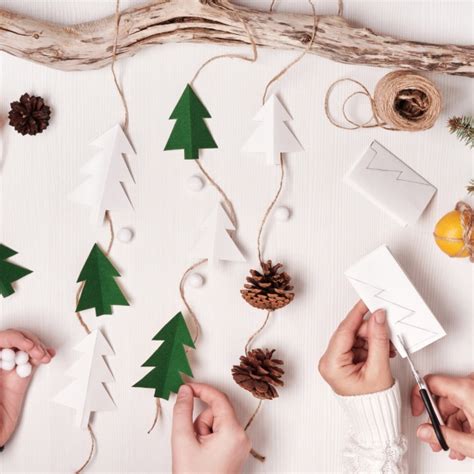 deti vyrábajú papierové girlandy