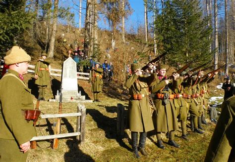 Svadobné fotografie pri drevenom kostole v Čiernom Balogu v prírodnom prostredí