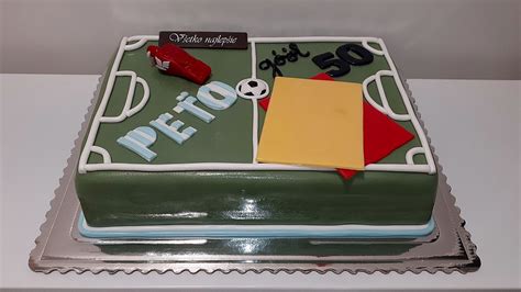 Karikatúra futbalového rozhodcu s narodeninovou tortou