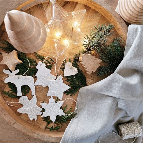 Sada hotových vianočných ozdôb zo samotvrdnúcej hmoty s rôznymi textúrami a vzormi