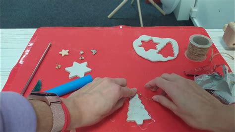 Ilustrácia postupu: valkanie hmoty, vykrajovanie vianočných tvarov a vytváranie dierok na zavesenie