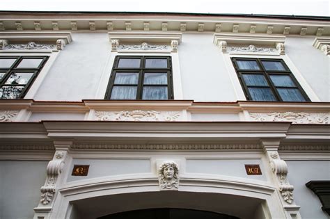 detailná fotografia nádvoria historického meštianskeho domu pripraveného na svadobnú hostinu