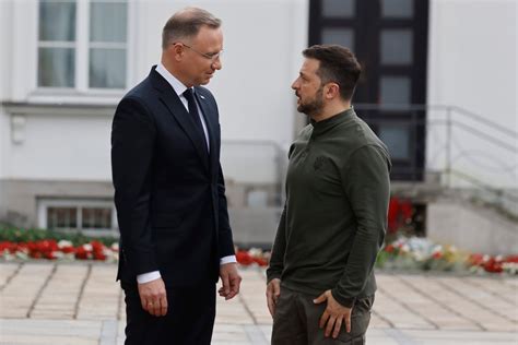 Detail svietnika s tanierikmi na zachytávanie vosku a očkom na zavesenie