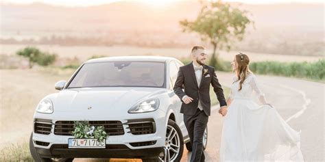 Ilustračná fotografia páru sediaceho spolu pri počítači a prezerajúceho si svadobné fotografie.