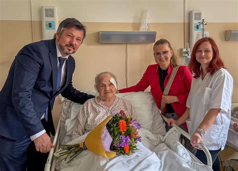 Fotografia pani Emílie Jančovej s obecnými predstaviteľmi pri príležitosti jej 100. narodenín