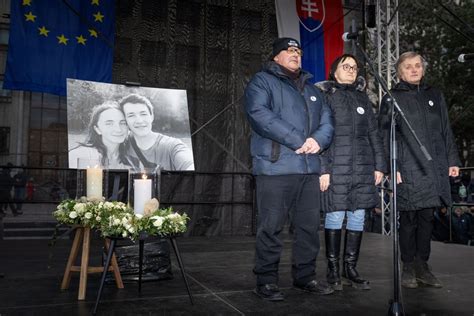 Fotografia rodičov Jána Kuciaka na spomienkovom zhromaždení