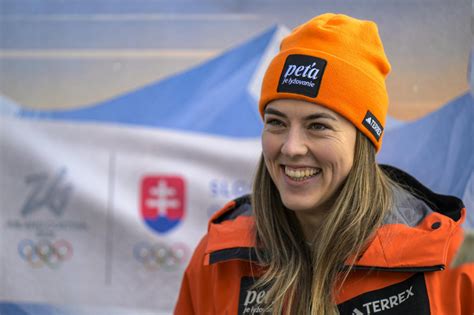 Petra Vlhová v spoločenských šatách s teniskami na svadbe svojho brata