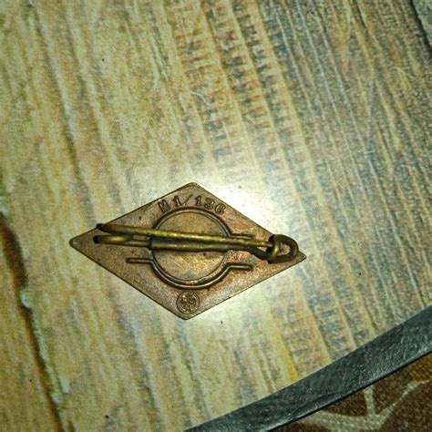 Schéma správneho umiestnenia pierka na klopu saka